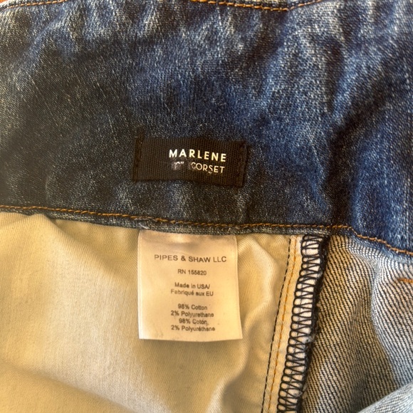 Stylish Blue Wide-Leg Jeans with Button Detail - Picture 6 of 8